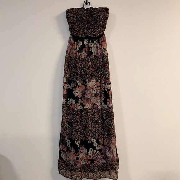 le chateau Dresses & Skirts - NEW Le Château floral maxi dress